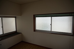２階洋室には出窓があり、部屋を楽しくするポイントになりそうです。
